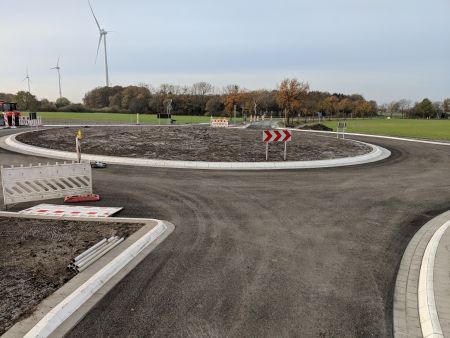Kreuzungsbereich Alte Schanze/Scharmeder Straße bei Paderborn-Elsen, ist zum Kreisverkehr umgebaut